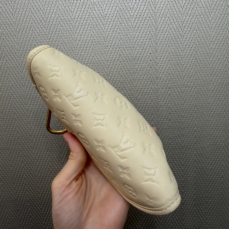 LV 白牛皮壓紋Gyoza Key Pouch餃子鑰匙零錢包M26007-7
