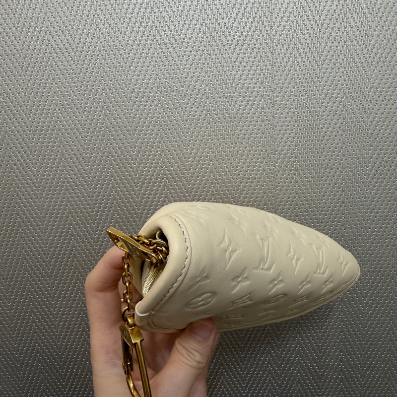 LV 白牛皮壓紋Gyoza Key Pouch餃子鑰匙零錢包M26007-8