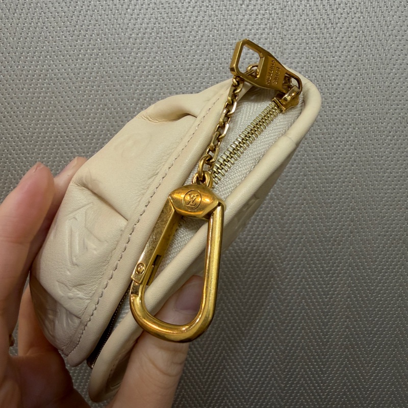 LV 白牛皮壓紋Gyoza Key Pouch餃子鑰匙零錢包M26007-9