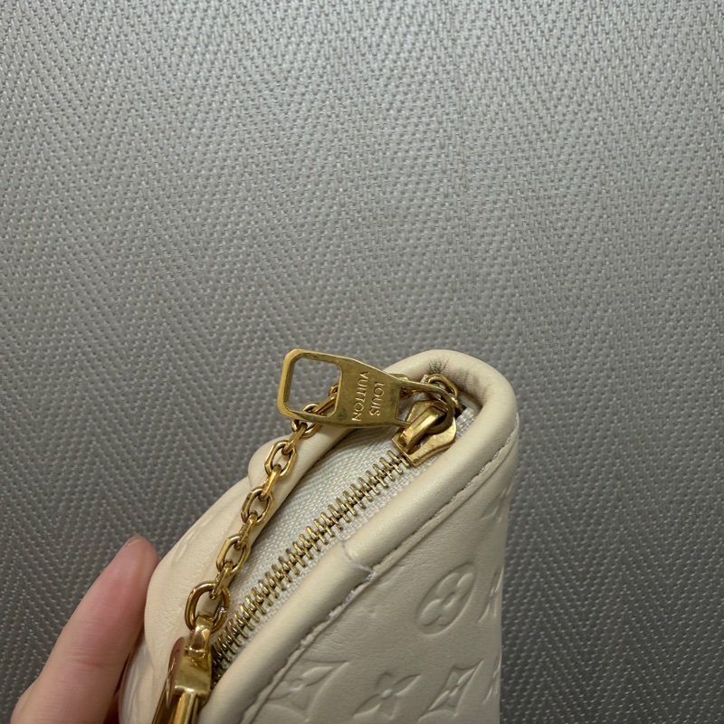 LV 白牛皮壓紋Gyoza Key Pouch餃子鑰匙零錢包M26007-10