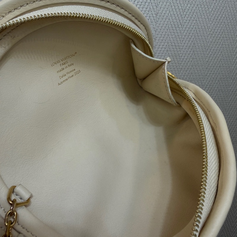 LV 白牛皮壓紋Gyoza Key Pouch餃子鑰匙零錢包M26007-11