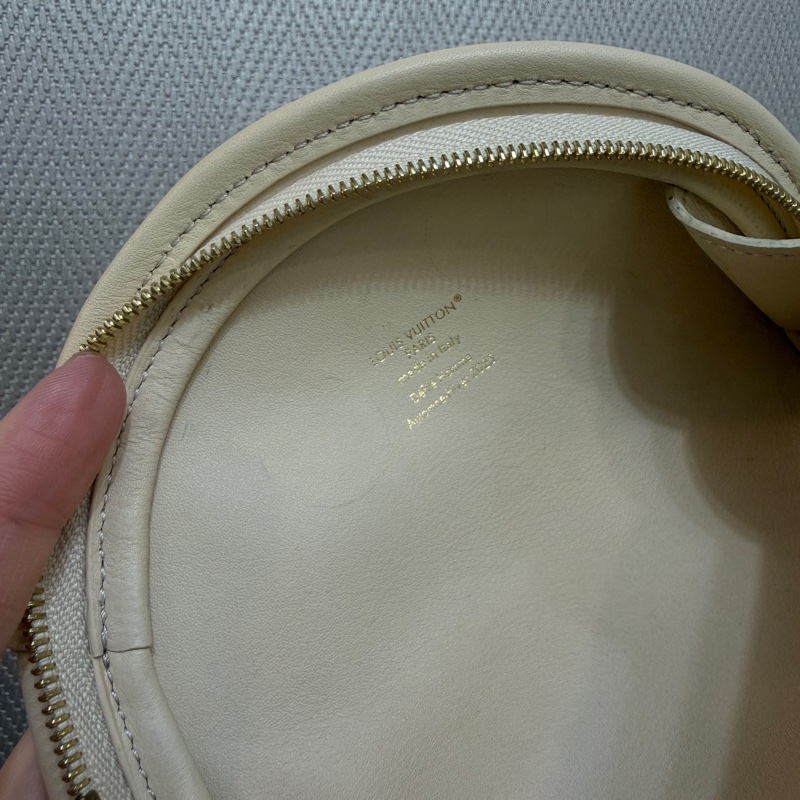 LV 白牛皮壓紋Gyoza Key Pouch餃子鑰匙零錢包M26007-12