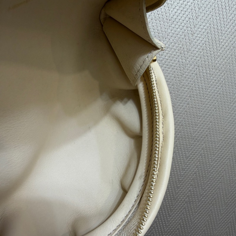 LV 白牛皮壓紋Gyoza Key Pouch餃子鑰匙零錢包M26007-13