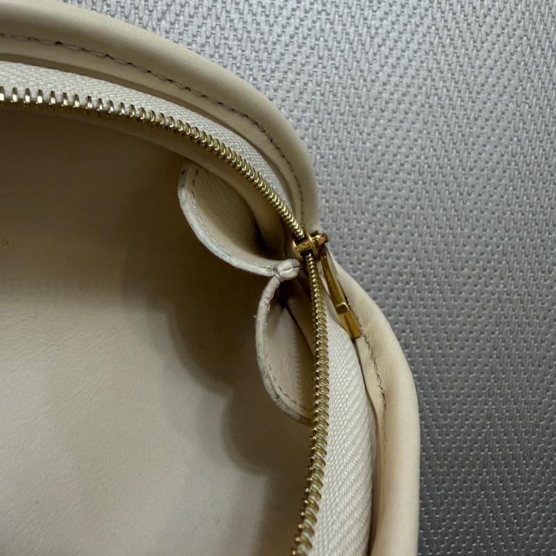 LV 白牛皮壓紋Gyoza Key Pouch餃子鑰匙零錢包M26007-15