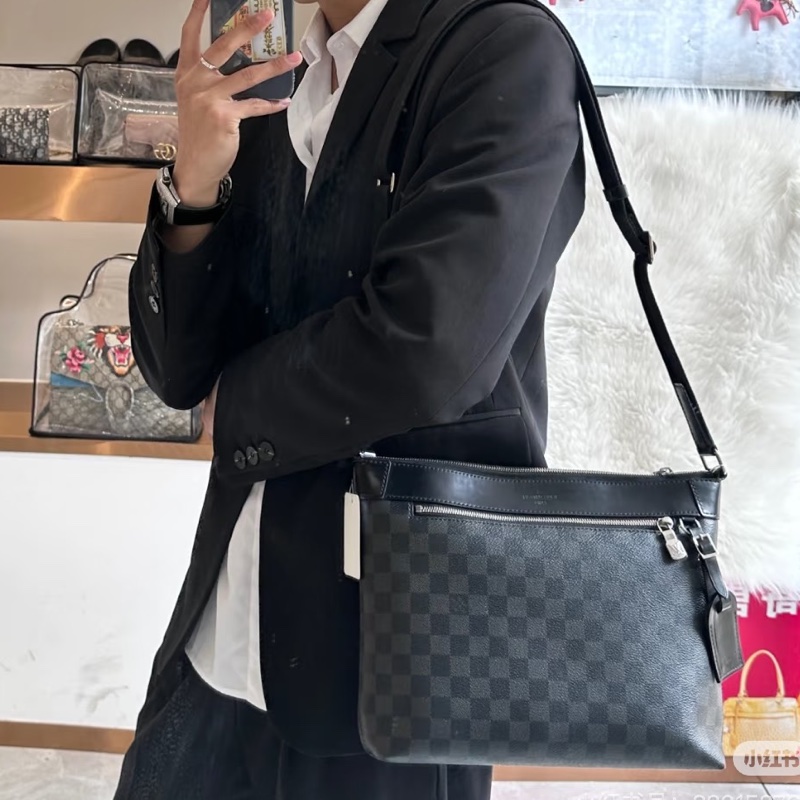 莉亞精品♡ Lv 黑棋盤格郵差包 二手美包-1