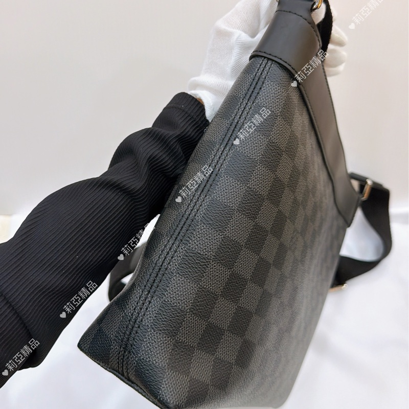 莉亞精品♡ Lv 黑棋盤格郵差包 二手美包-7