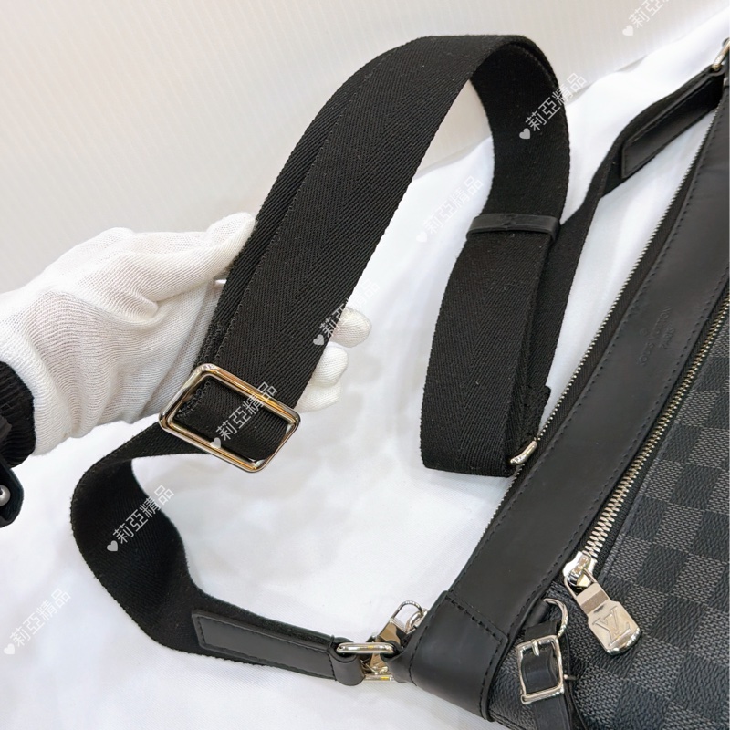 莉亞精品♡ Lv 黑棋盤格郵差包 二手美包-12