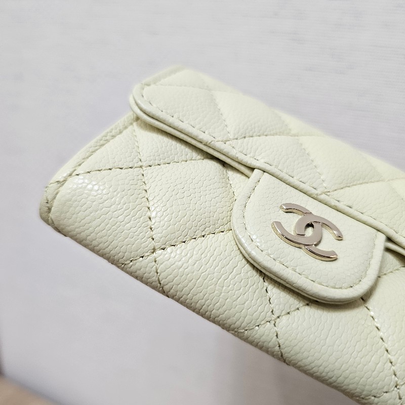 [好看顏色新年甜價出清🧧] Chanel淡鵝黃荔枝皮銀釦下蓋卡包-3