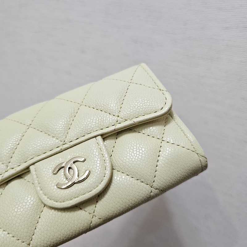 [好看顏色新年甜價出清🧧] Chanel淡鵝黃荔枝皮銀釦下蓋卡包-4