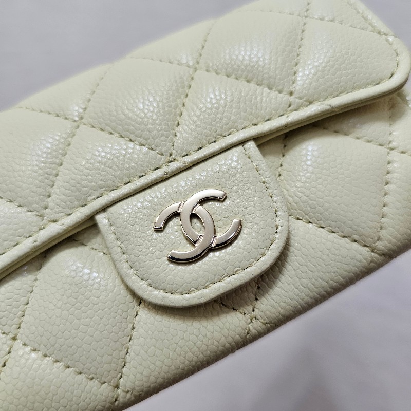 [好看顏色新年甜價出清🧧] Chanel淡鵝黃荔枝皮銀釦下蓋卡包-5