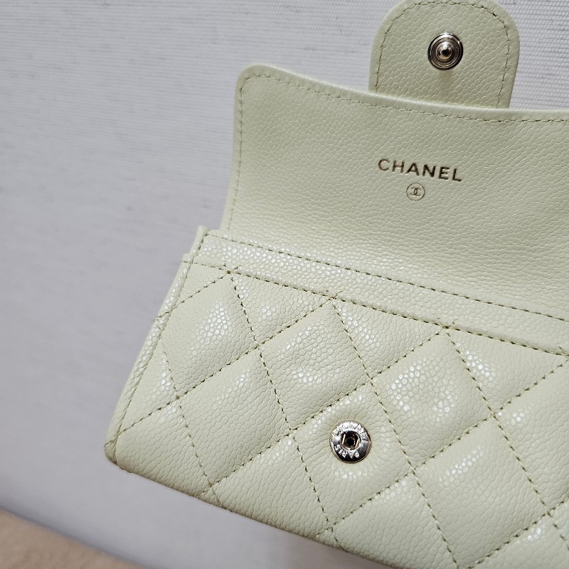 [好看顏色新年甜價出清🧧] Chanel淡鵝黃荔枝皮銀釦下蓋卡包-7