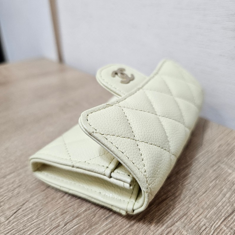 [好看顏色新年甜價出清🧧] Chanel淡鵝黃荔枝皮銀釦下蓋卡包-14