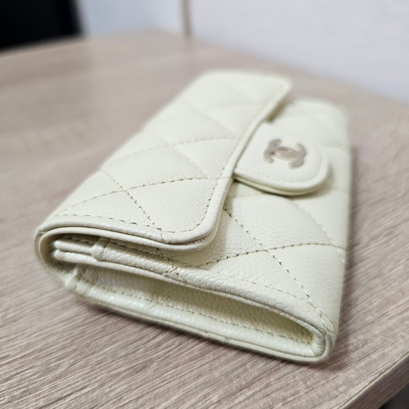 [好看顏色新年甜價出清🧧] Chanel淡鵝黃荔枝皮銀釦下蓋卡包-15