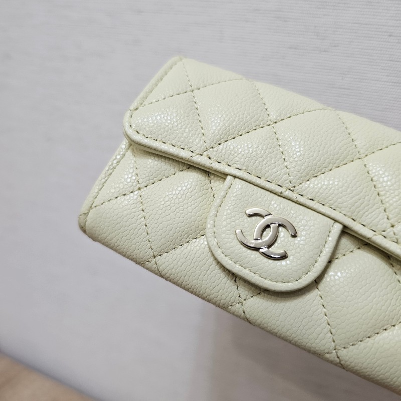 [好看顏色新年甜價出清🧧] Chanel淡鵝黃荔枝皮銀釦下蓋卡包-17