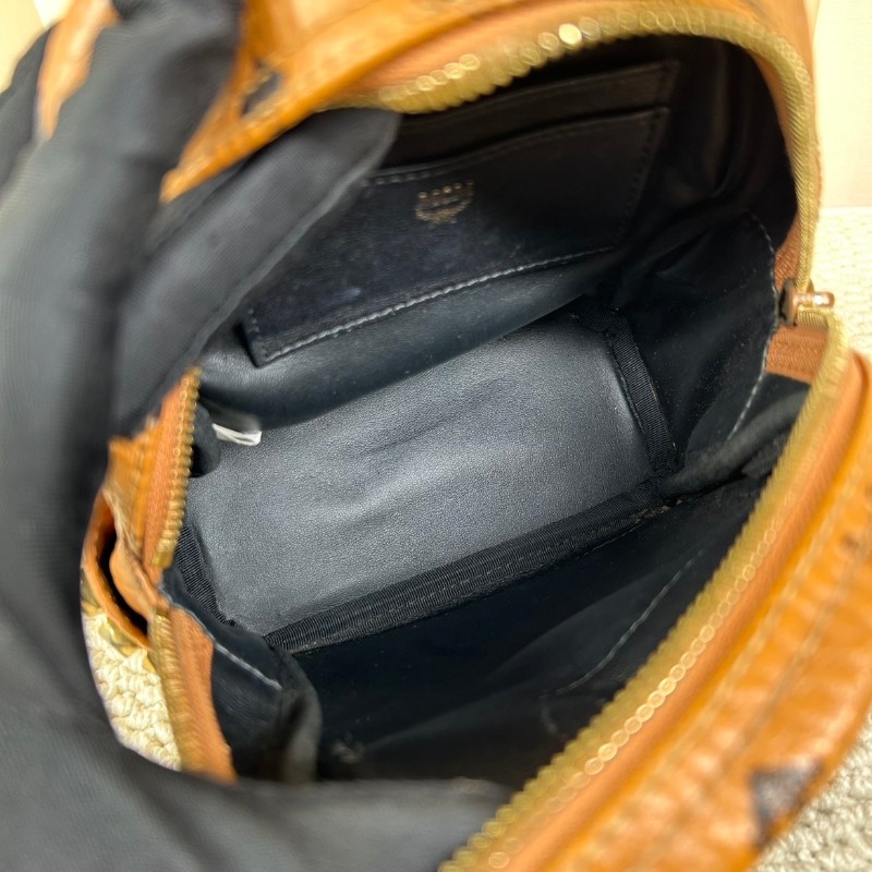 ZZZ  MCM雙肩包 超迷你mini款 干邑色 金色鉚釘設計 百搭好背 日常通勤、出遊都能駕馭 配肩帶 小巧可愛-17
