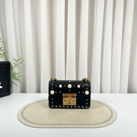 GUCCI古馳 月光寶盒珍珠鉚釘黑色 非常特別的一款 內裏整潔 容量可觀 適合日常通勤使用