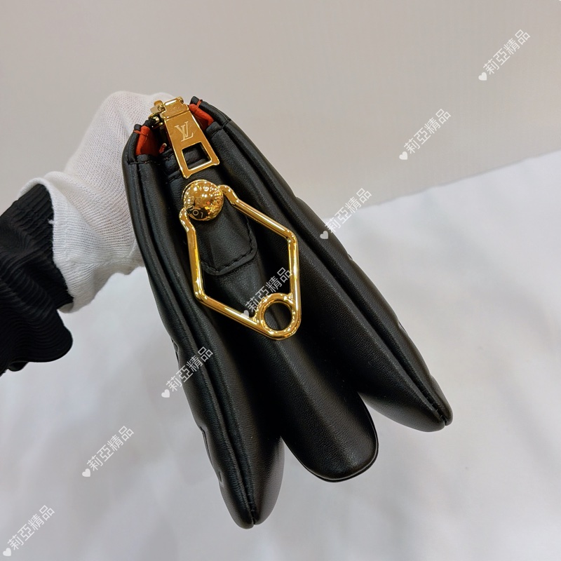 莉亞精品♡ Lv Coussin BB 黑金 二手美包-7