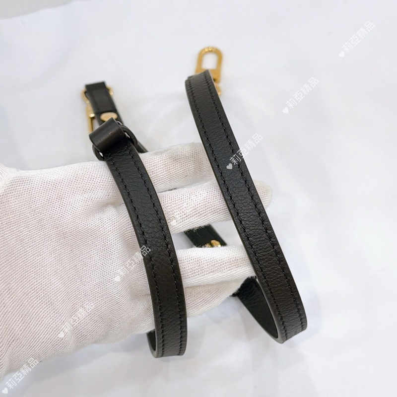 莉亞精品♡ Lv Coussin BB 黑金 二手美包-17