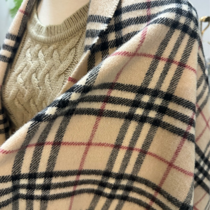 Burberry 格紋披巾-11