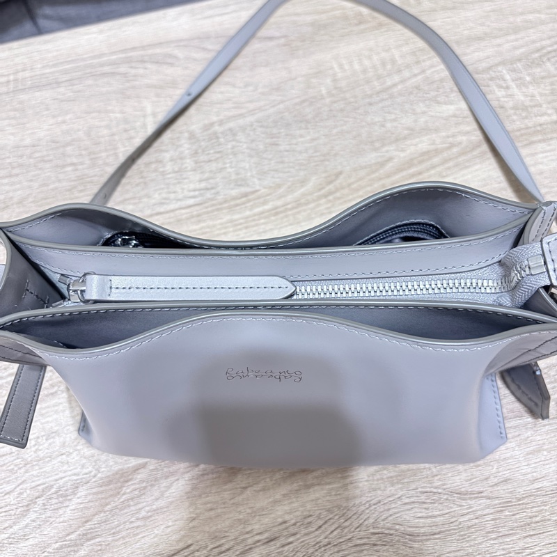 RABEANCO DAE 真牛皮流線壓紋斜背包-灰-1