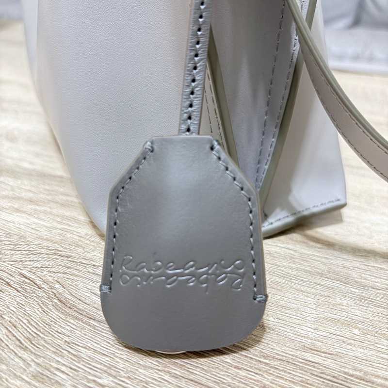 RABEANCO DAE 真牛皮流線壓紋斜背包-灰-2