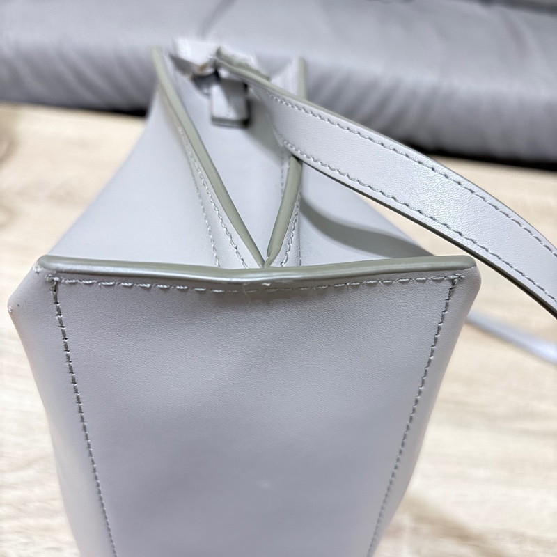 RABEANCO DAE 真牛皮流線壓紋斜背包-灰-3