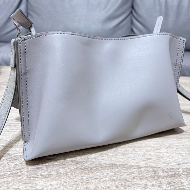 RABEANCO DAE 真牛皮流線壓紋斜背包-灰-4