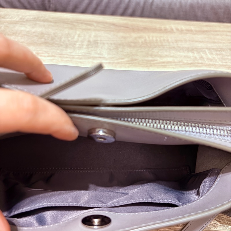 RABEANCO DAE 真牛皮流線壓紋斜背包-灰-8