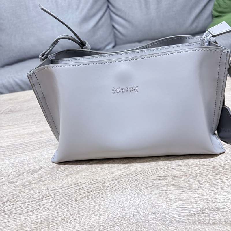 RABEANCO DAE 真牛皮流線壓紋斜背包-灰-9