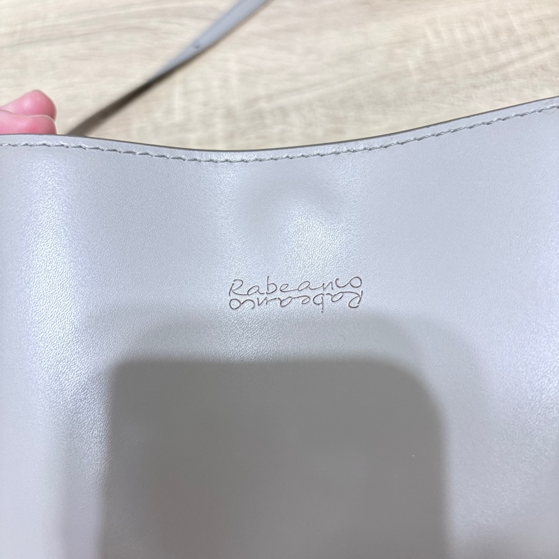 RABEANCO DAE 真牛皮流線壓紋斜背包-灰-10