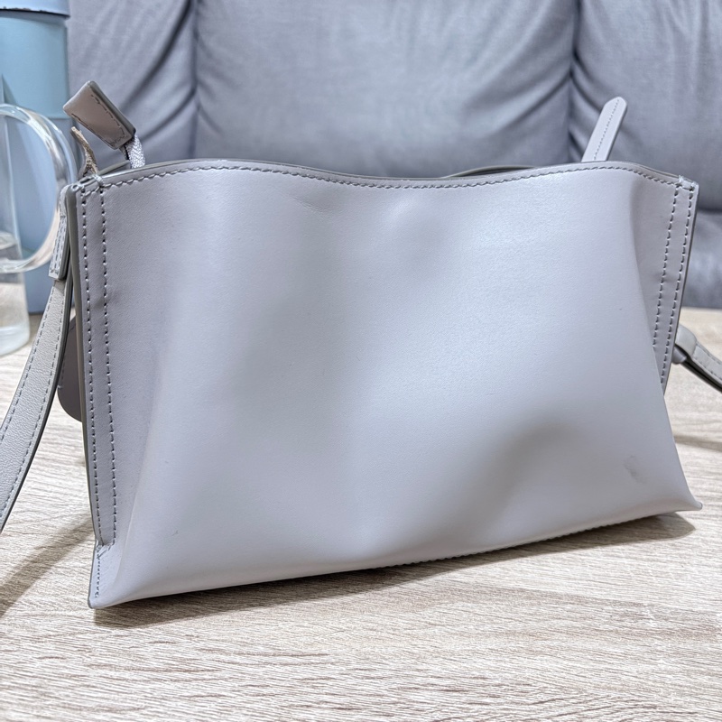 RABEANCO DAE 真牛皮流線壓紋斜背包-灰-11