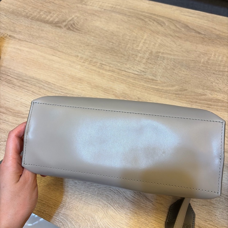 RABEANCO DAE 真牛皮流線壓紋斜背包-灰-13