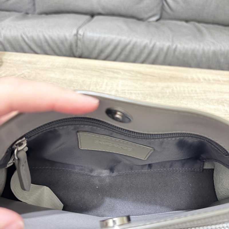 RABEANCO DAE 真牛皮流線壓紋斜背包-灰-14