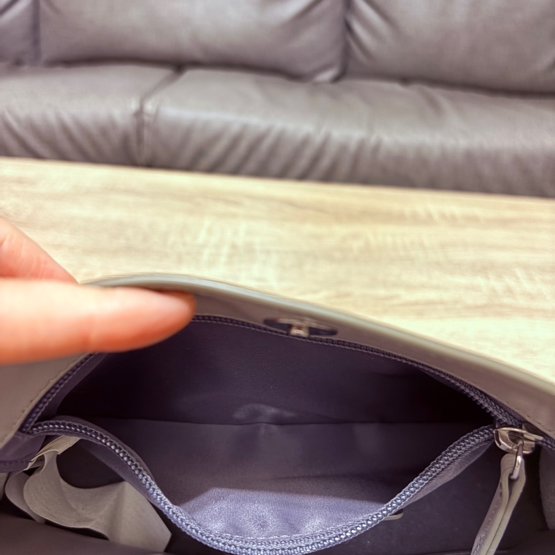 RABEANCO DAE 真牛皮流線壓紋斜背包-灰-15