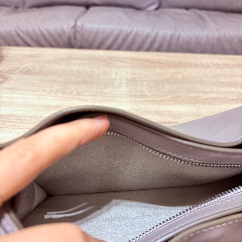 RABEANCO DAE 真牛皮流線壓紋斜背包-灰-16