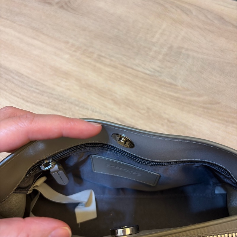 RABEANCO DAE 真牛皮流線壓紋斜背包-灰-19