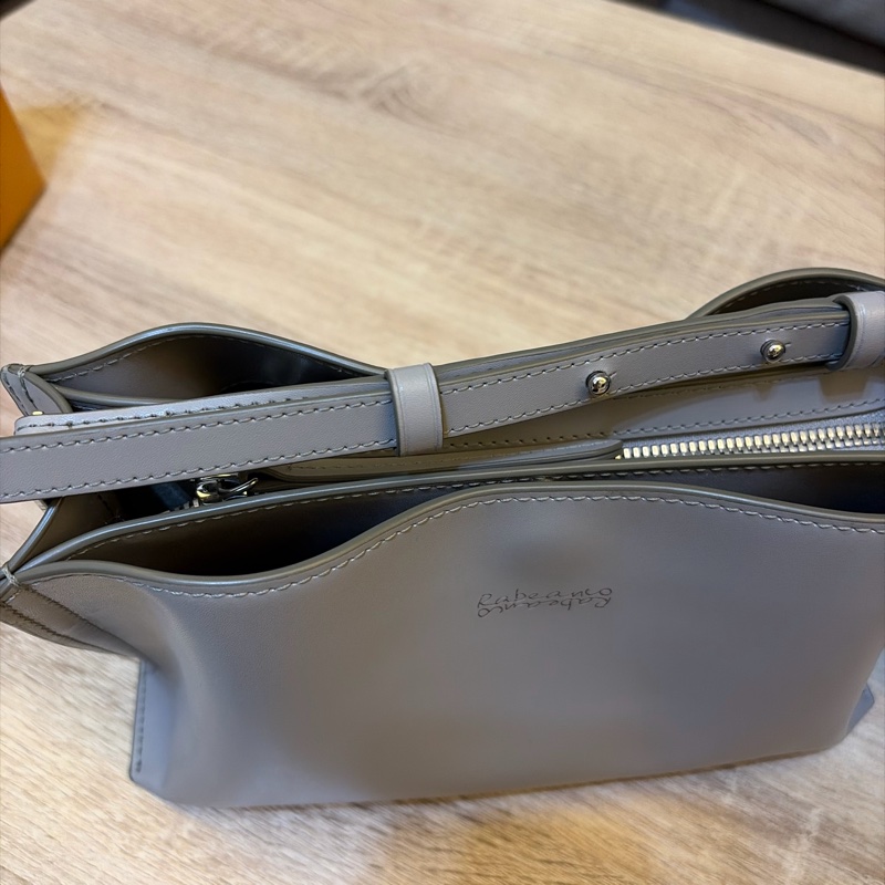 RABEANCO DAE 真牛皮流線壓紋斜背包-灰-20