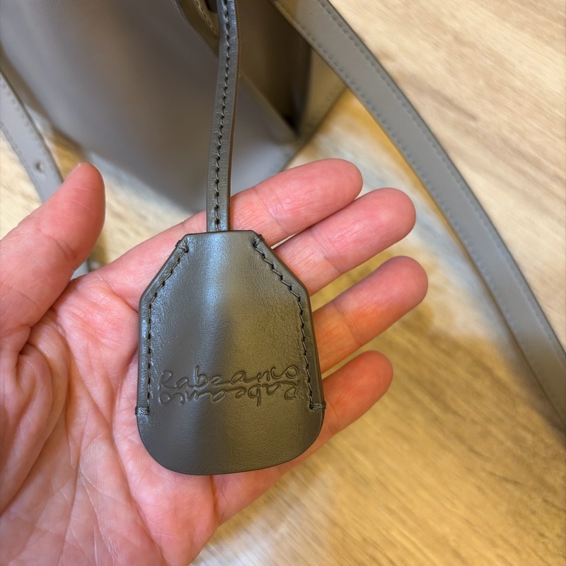 RABEANCO DAE 真牛皮流線壓紋斜背包-灰-21