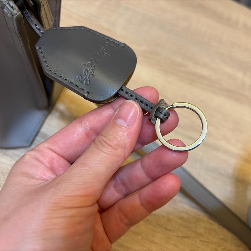 RABEANCO DAE 真牛皮流線壓紋斜背包-灰-22