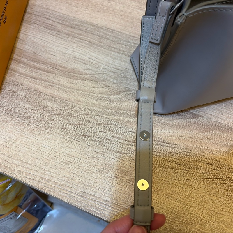 RABEANCO DAE 真牛皮流線壓紋斜背包-灰-23