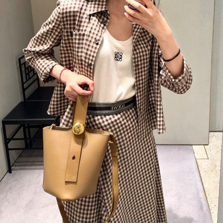 LOEWE Pebble Bucket灰色手提斜背水桶包16*16*19.5 98新配件塵袋-0