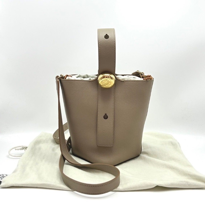 LOEWE Pebble Bucket灰色手提斜背水桶包16*16*19.5 98新配件塵袋-1