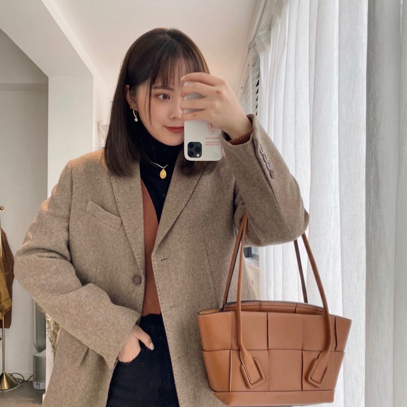 「JL精品代購」98新 BV Arco33 焦糖色肩背包-1