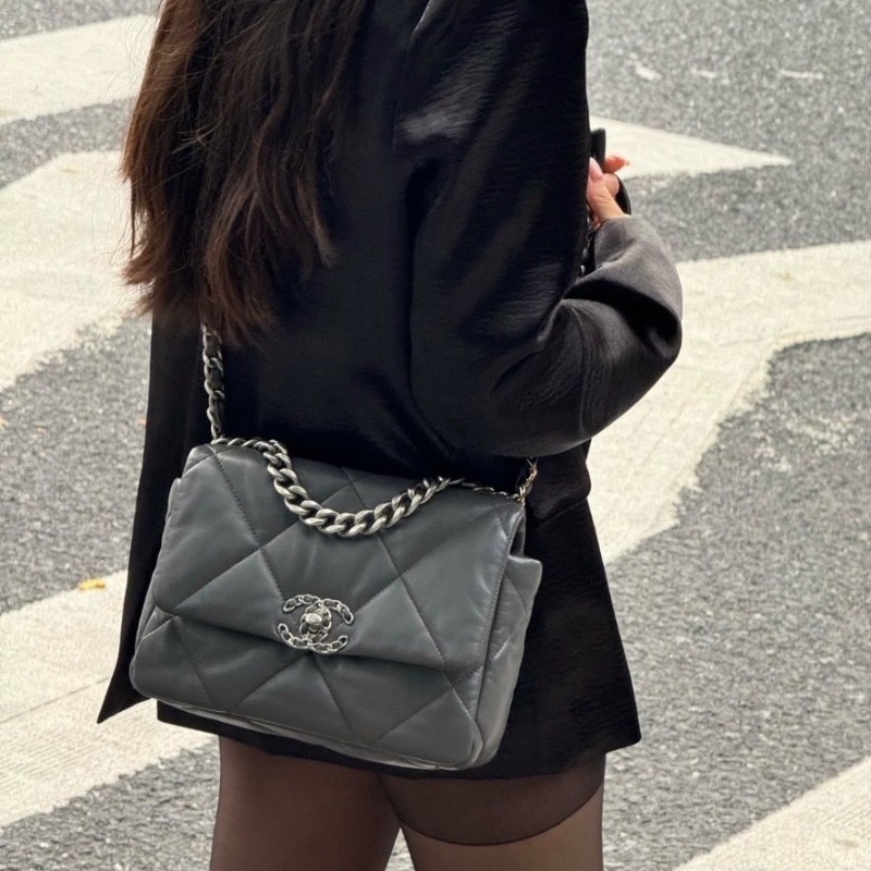 Chanel 19bag灰色銀扣羊皮小號芯片款25*18*8 99新配件塵袋-0