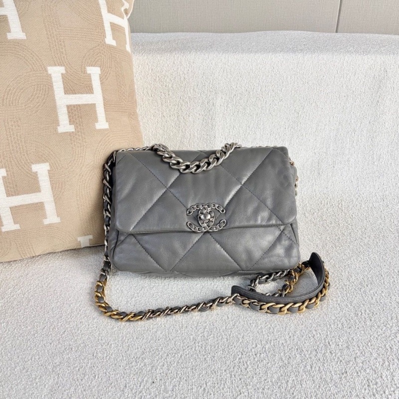 Chanel 19bag灰色銀扣羊皮小號芯片款25*18*8 99新配件塵袋-1