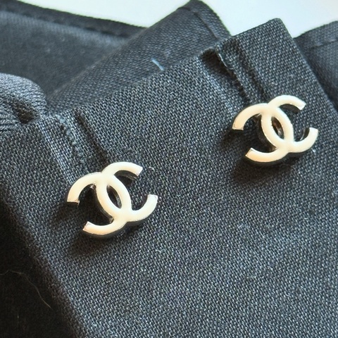 914intheair精品代購『二手有瑕疵』Chanel 雙C logo 白色琺瑯迷你耳釘