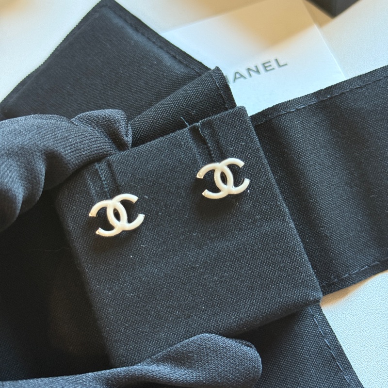 914intheair精品代購『二手有瑕疵』Chanel 雙C logo 白色琺瑯迷你耳釘-1