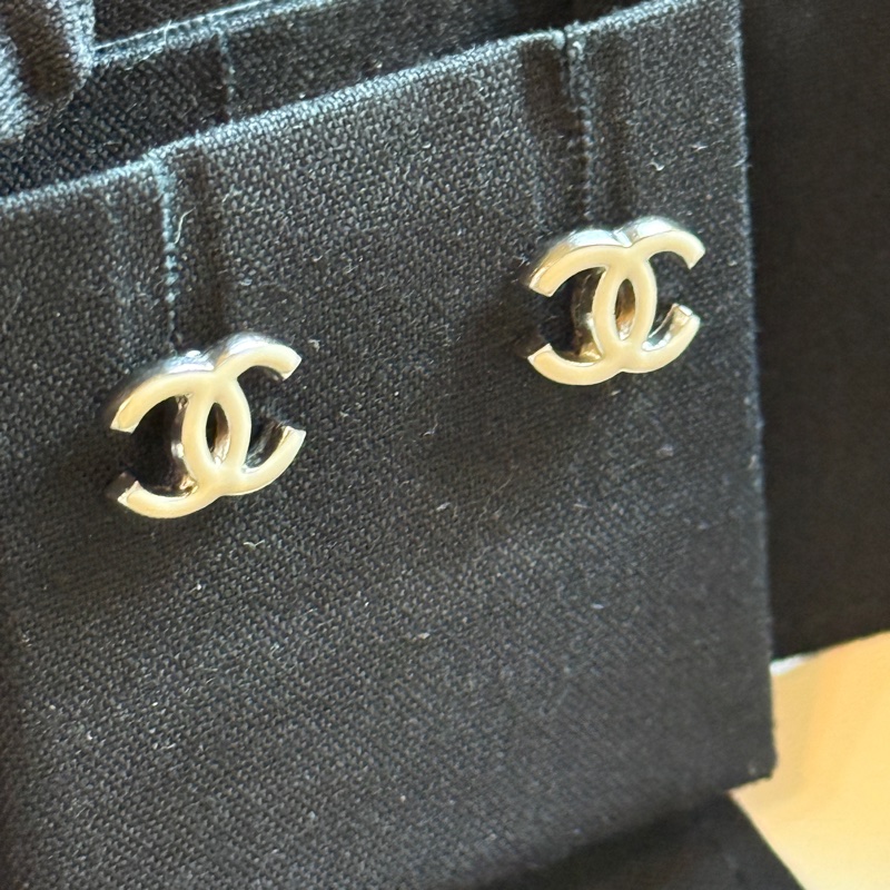 914intheair精品代購『二手有瑕疵』Chanel 雙C logo 白色琺瑯迷你耳釘-3