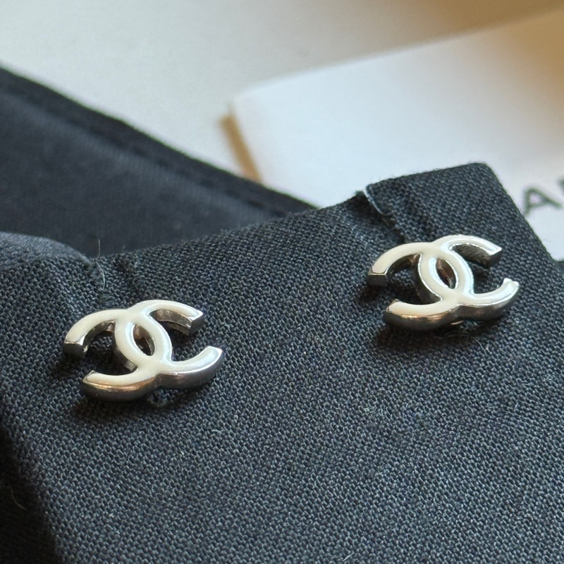 914intheair精品代購『二手有瑕疵』Chanel 雙C logo 白色琺瑯迷你耳釘-4
