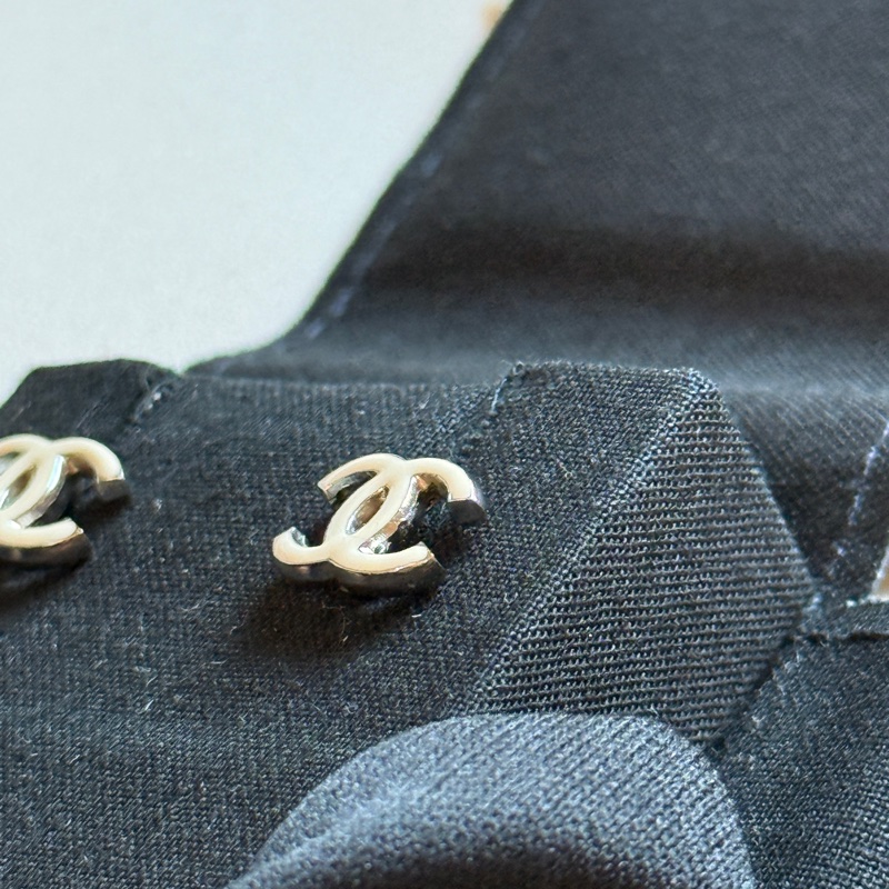 914intheair精品代購『二手有瑕疵』Chanel 雙C logo 白色琺瑯迷你耳釘-5